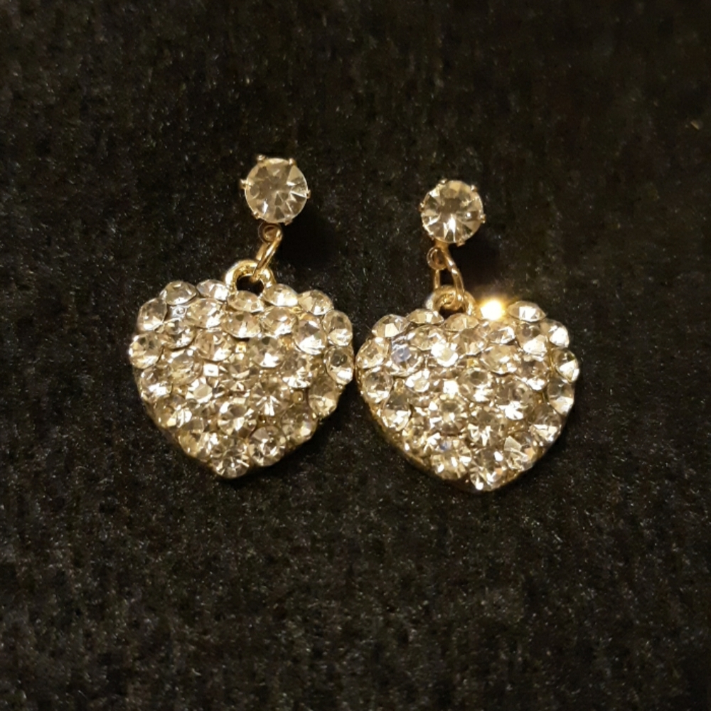 2 for $15!! 🛍💰 Dangle heart earrings